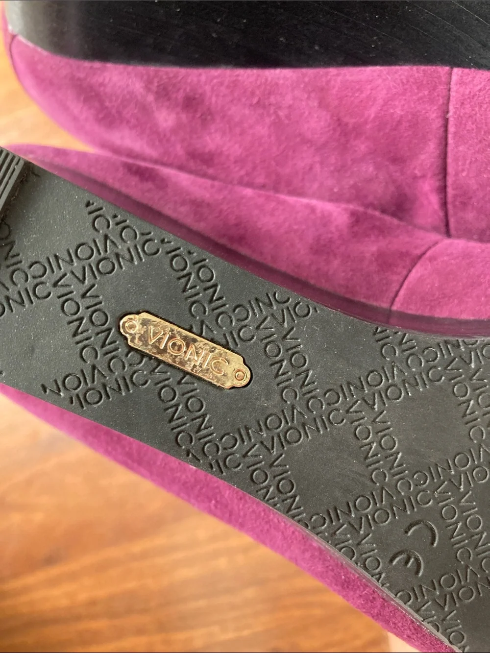 Vionic Women's Plum Suede Wedge Pump Sz 10